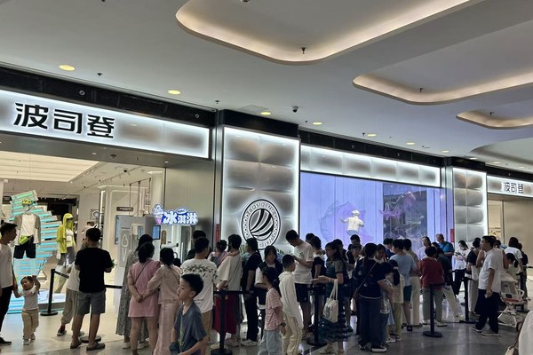 商场内的自助冰淇淋站，排队购买的人群